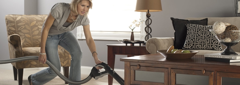 lady vacuuming with vacuum cleaner el4040a